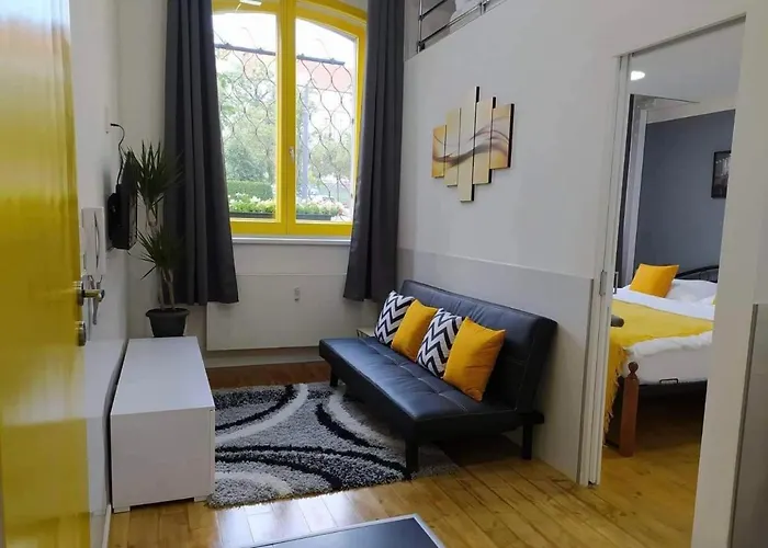 Lyly Apartment - Modern Apartment With Free Parking