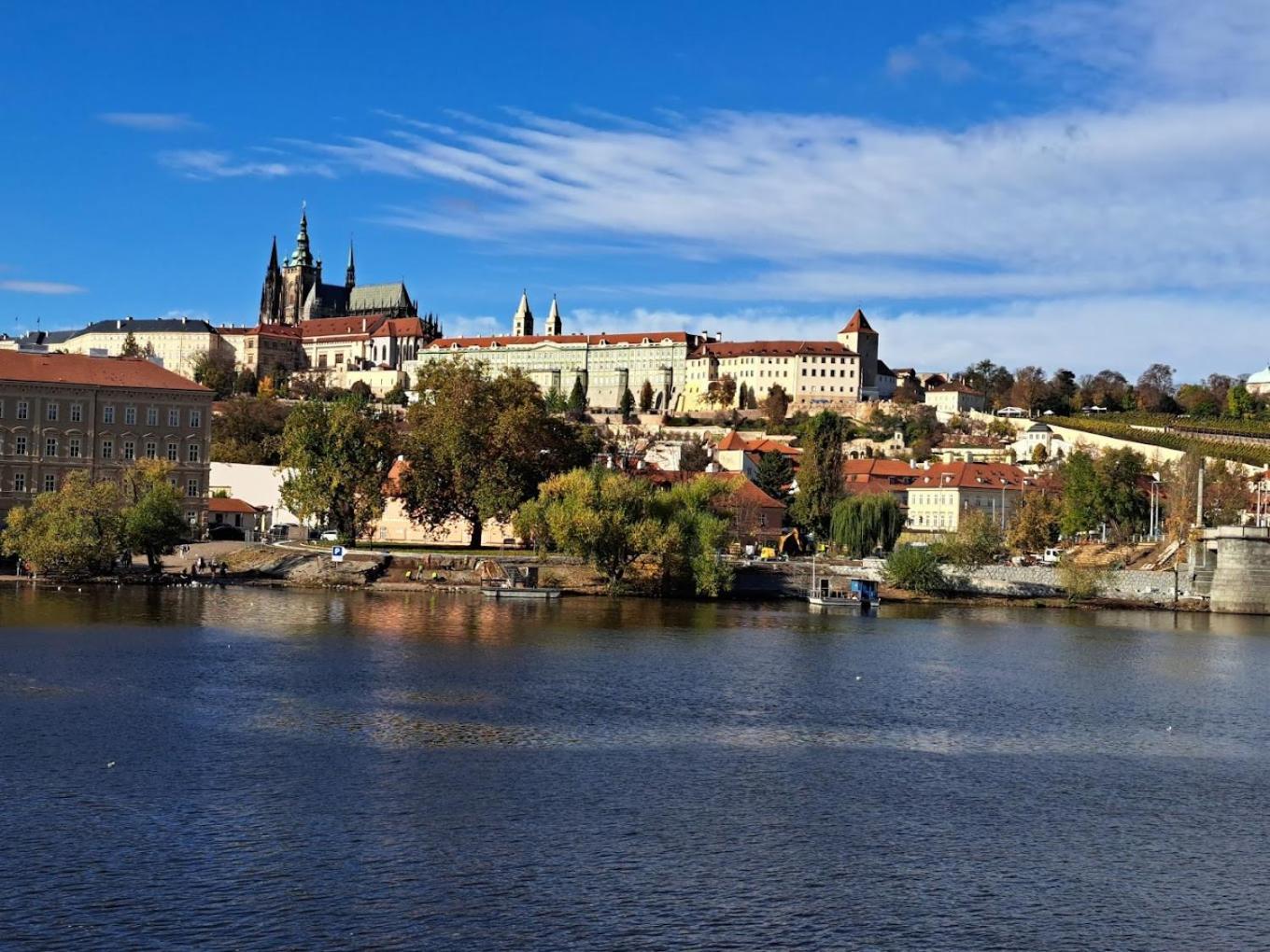 Lyly - Modern With Free Parking Prag